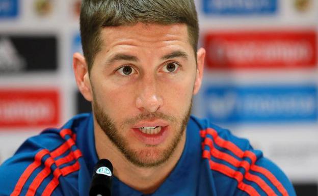 Sergio Ramos, en plena conferencia de prensa celebrada en Düsseldorf. /Efe