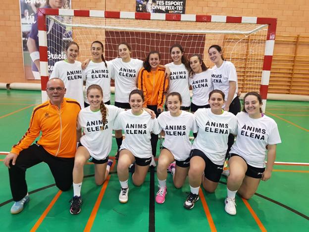 El equipo de Club Handbol Xàbia con el entrenador. / lp