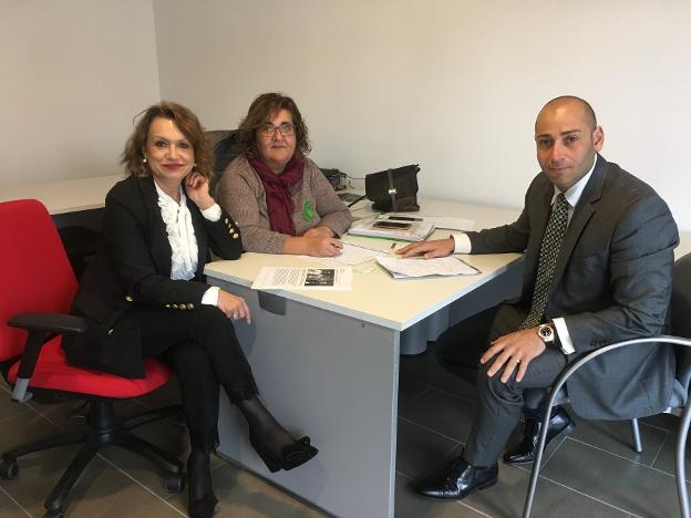 Sonja Dietz y Benito Mestre con Teresa Alemany, de Asaja. / LP
