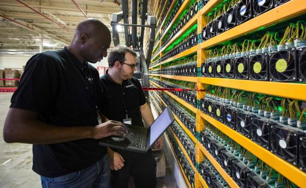 Una granja de minado de criptomonedas./Afp