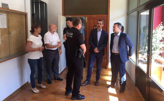 Llum Sansaloni, de blanco, en una visita a las dependencias del retén policial de Tavernes./LP