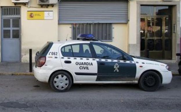 Imagen de archivo de un vehículo de la Guardia Civil en Moncada. /Irene Marsilla