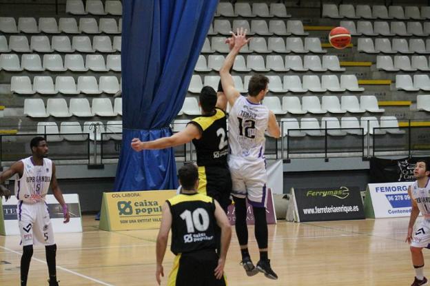 Una jugada del choque entre el Llíria y el Gandia. / bàsquet gandia