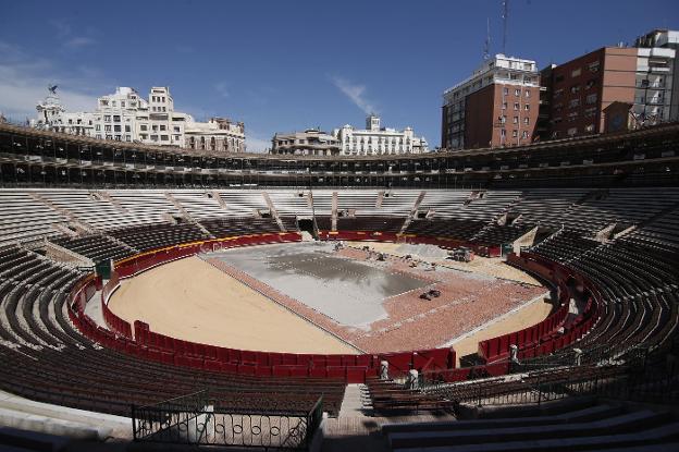Pista de tenis en el albero de la plaza de toros de Valencia. / efe