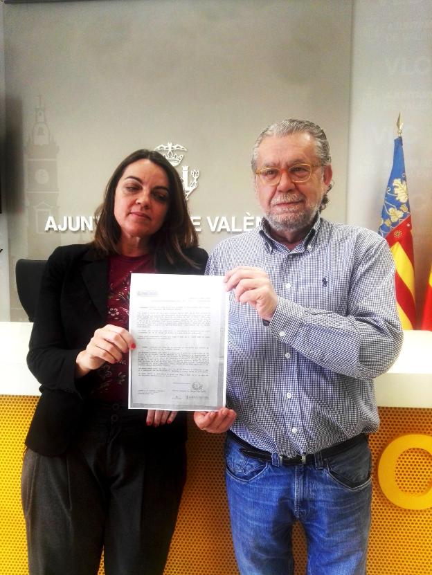 Los dos concejales enseñan uno de los documentos falsificados. / ayto. valencia