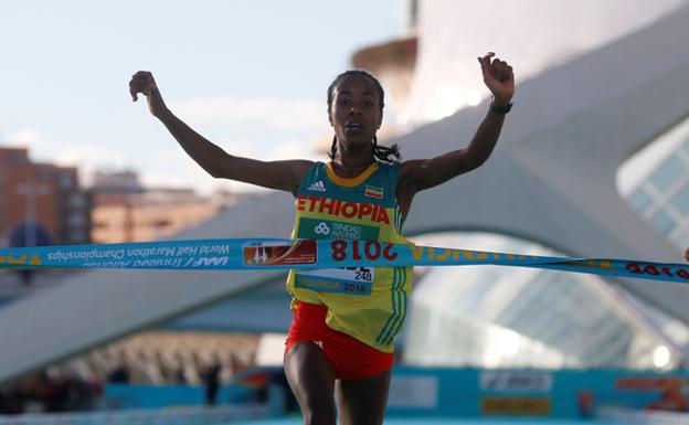 Gudeta Kebede, al cruzar la línea de meta en el Mundial de Medio Maratón de Valencia./EFE