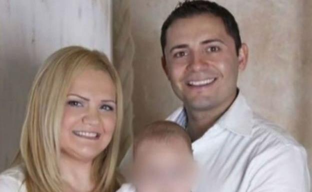 Pilar Garrido y Jorge Fernández con su hijo en una foto familiar./LP