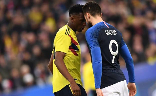 Yerry Mina (Colombia), ante Olivier Giroud (Francia)./AFP