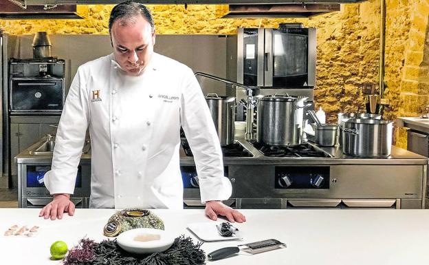 Ángel León, con algunos ingredientes que el mar brinda a su cocina./R. C.