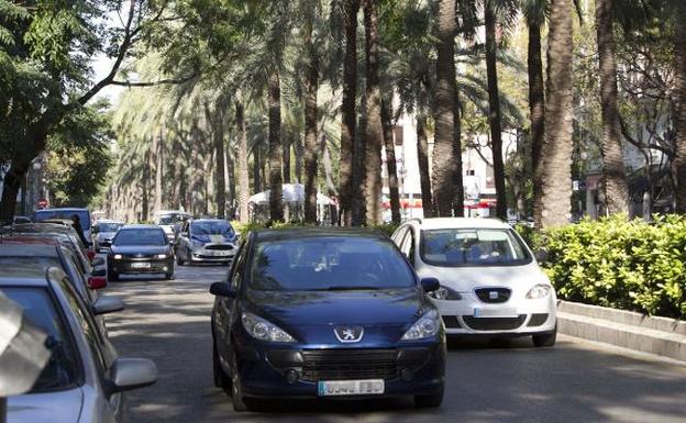 Varios vehículos recorren la avenida Reino de Valencia. / damián torres