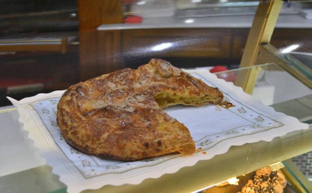 La “Almoixàvena” también llamada, “Monjàvina” es un dulce de origen árabe, tradicional de Xàtiva.