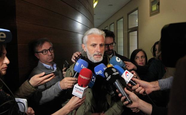 Marcos Benavent antiende a la prensa. /Manuel Molines