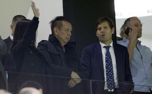Peter Lim, junto a Mateo Alemany, durante un partido en Mestalla./J. J. Monzó