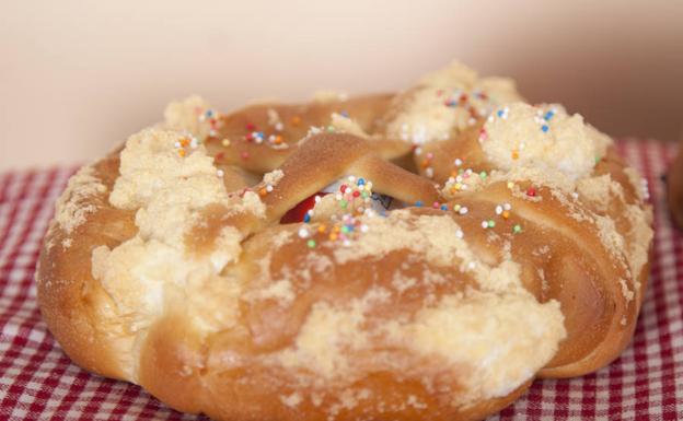 La Mona de Pascua suele estar elaborada con los mismos productos que el panquemado.