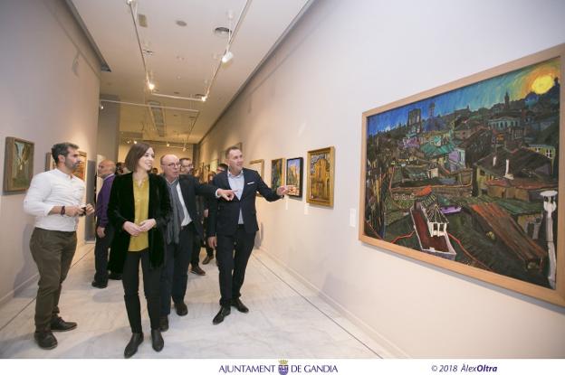 La alcaldesa, Diana Morant; el diputado de Patrimonio, Pepe Ruiz, y el resto de autoridades contemplan las obras expuestas en la Casa de la Marquesa. / àlex oltra