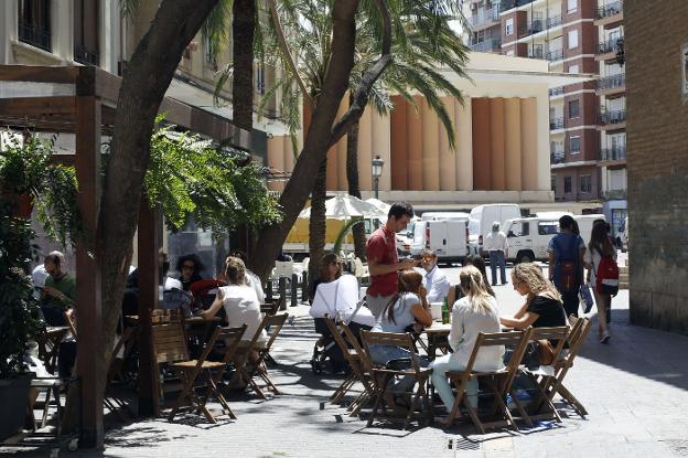 Terraza de un bar en Ruzafa, junto al mercado municipal. / irene marsilla