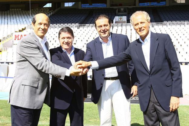 Foto institucional que se hizo en Mestalla para dar a conocer el acuerdo al que se había llegado./ LP