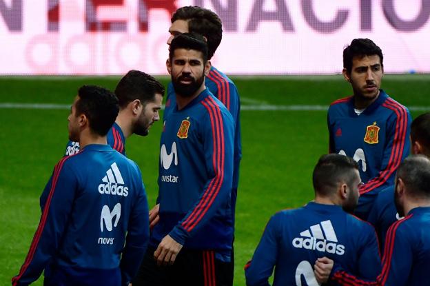 Parejo, a la derecha de la imagen, durante el entrenamiento de la selección. / AFP/PIERRE-PHILIPPE MARCOU