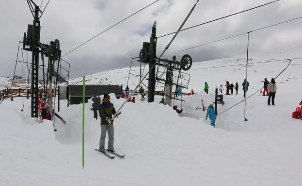 En Alto Campoo, la nieve continúa cayendo sobre unas pistas que acumulan grandes espesores/Alto Campoo