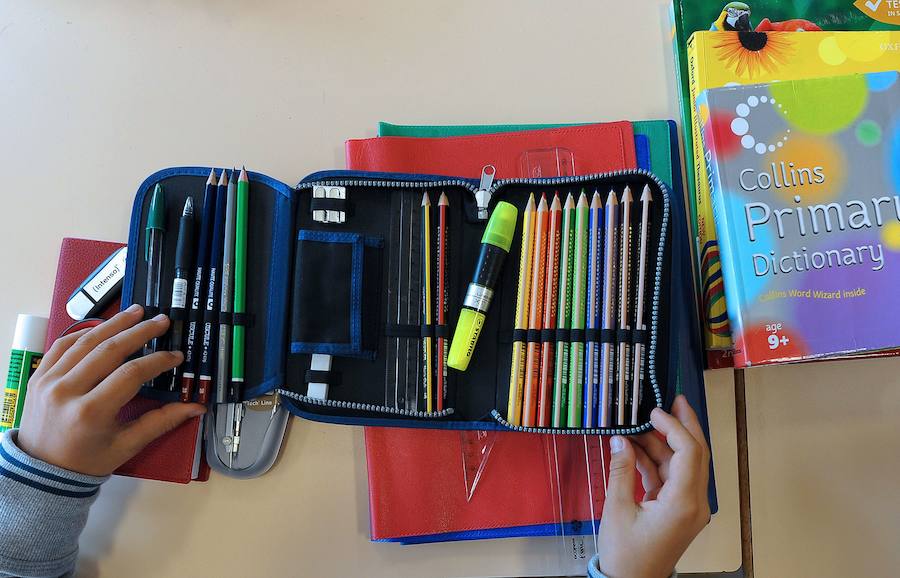 Un alumno usa su material escolar. /AFP