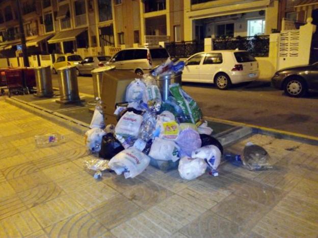 Basura junto a una fila de contenedores subterraneos en Alboraya, el verano pasado. / lp