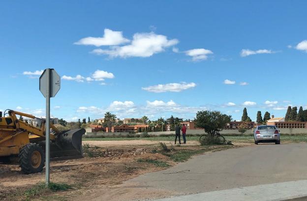 Máquinas trabajando ya en el solar donde se prevé celebrar el macroevento. / lp
