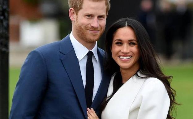 El príncipe Enrique posa junto a su prometida, la actriz estadounidense Meghan Markle, tras anunciar su compromiso./EFE