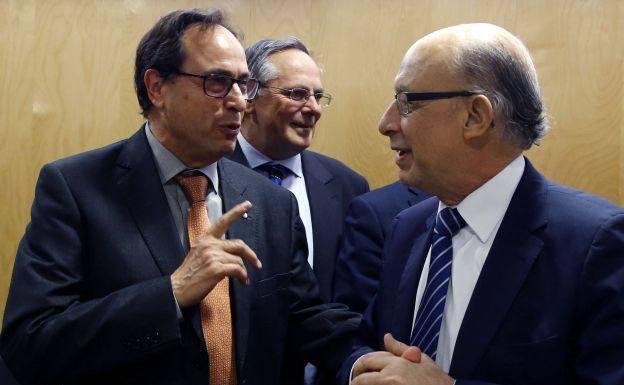 Vicent Soler (i) charla con Cristóbal Montoro/EFE