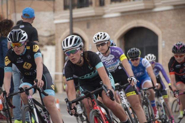 Un grupo de ciclistas por las calles de Valencia. lp/