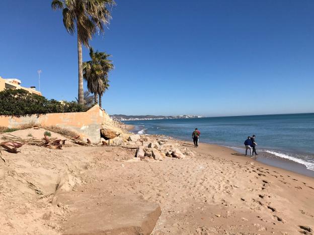 Estado que presentaba ayer por la mañana la franja litoral de la playa de la Goleta de Tavernes de la Valldigna. / c. gimeno