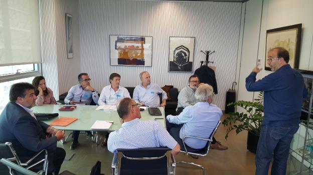 El alcalde de Alzira, Diego Gómez, interviene en una reunión en Conselleria en presencia de su homólogo de Carcaixent. / lp