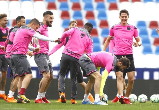 Bardhi, Cabaco, Lukic y Coke, en un entrenamiento en el Ciutat de València. / levante ud