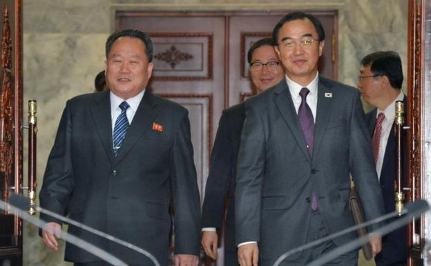 El ministro de Unificación surcoreano, Cho Myoung-gyon (dcha), y el jefe de la Agencia Norcoreana para Asuntos con el Sur, Ri Son-gwon, durante la reunión de hoy. /Efe