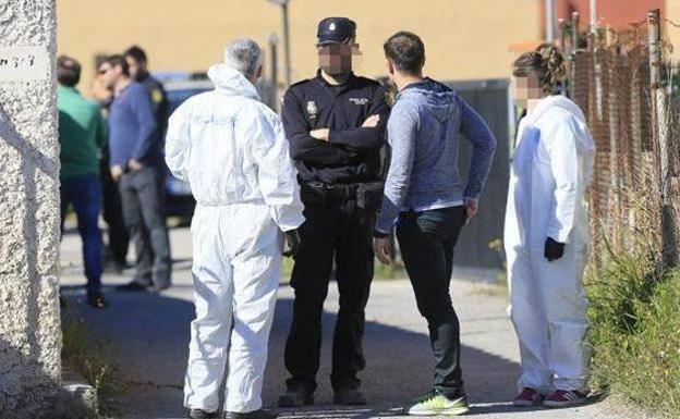 Agentes de la Policía Nacional en la vivienda donde fue apuñalado el hombre en Castellón./EFE