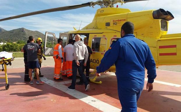 El helicóptero al llegar al parque de bomberos con el herido./Consorcio Provincial de Bomberos