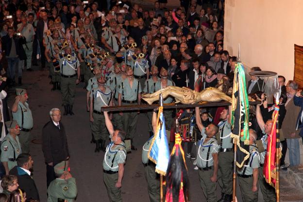 Multitud de personas acudieron a Ràfol d'Almúnia a ver a los legionarios portar el paso del Cristo del Amparo en la procesión del Santo Entierro. / Tino Calvo