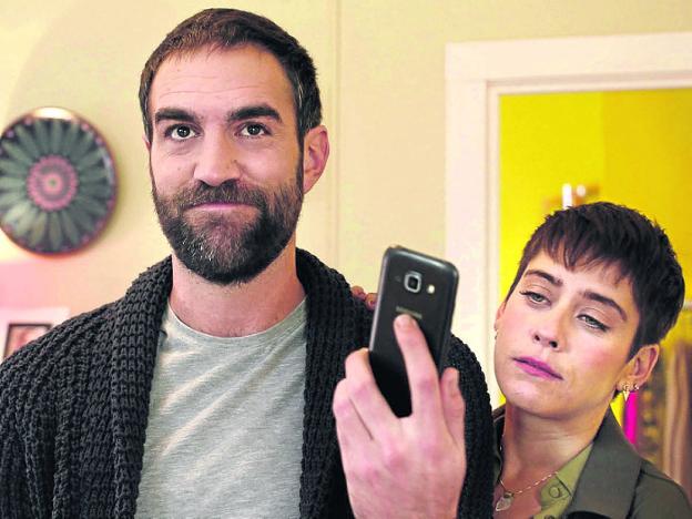 Jon Plazaola, en el papel de Iñaki, junto a María León (Carmen en la serie). / antena 3