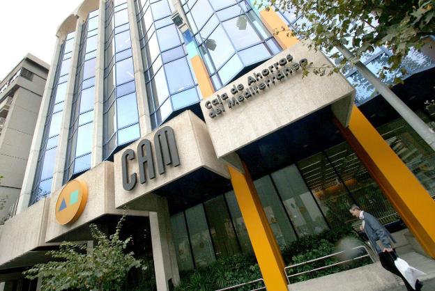 Sede de la CAM en Alicante en el momento de producirse los hechos investigados. / LP