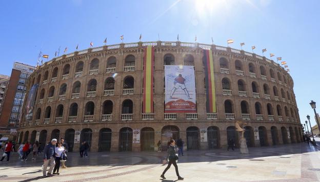 Así luce la fachada de la plaza de toros de Valencia para la eliminatoria ante Alemania. / manuel molines