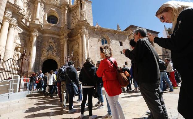 Turistas haciendo cola para acceder a la Catedral de Valencia./Jesús Signes
