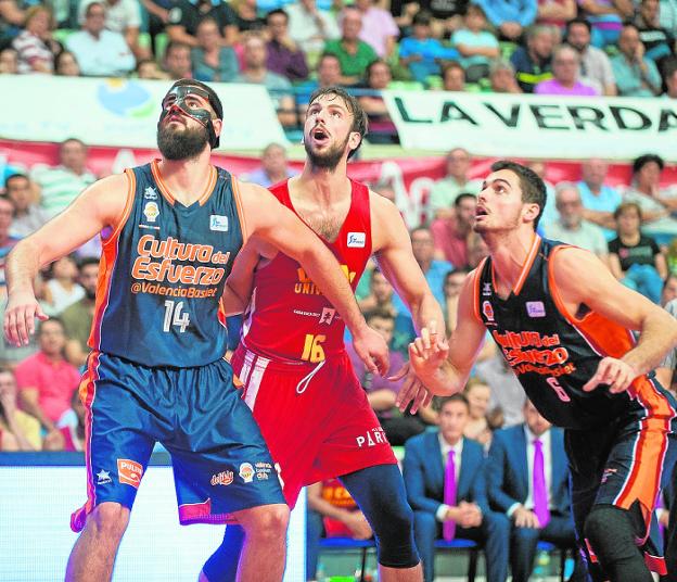 Dubljevic, Delía y Abalde pugnan por un rebote en el partido de la primera vuelta. / acbphoto