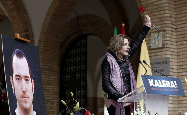 La dirigente de Sortu Miren Zabaleta en un homenaje al etarra fallecido Xabier Rey. /Efe