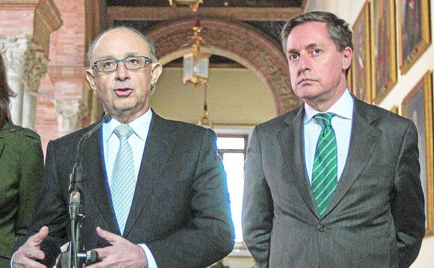 Cristóbal Montoro, junto al director general de la Agencia Tributaria, Santiago Menéndez./EFE
