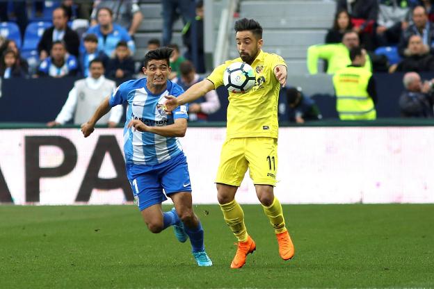 Jaume Costa controla ante Chory. / EFE/Daniel Pérez