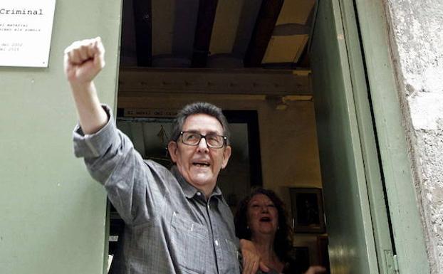 Paco Camarasa, junto a Montse Clavé, durante el cierre de su librería Negra y Criminal /EFE