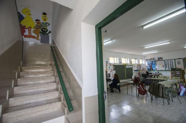 Una profesora prepara una clase en un colegio público. /J. M. Rodríguez