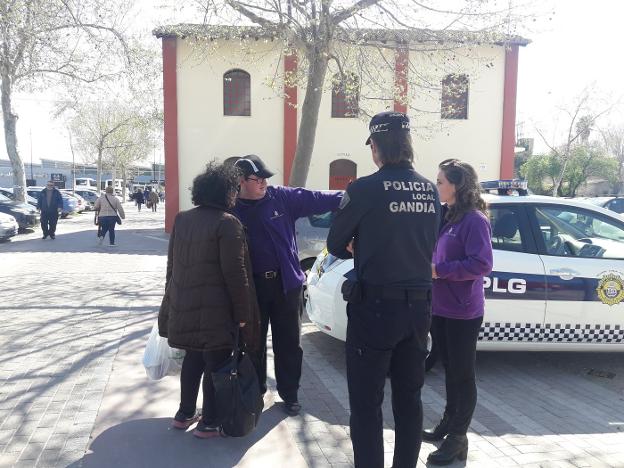 Uno de los informadores municipales atiende a una vecina en el parque Ausiàs March. / r. escrihuela