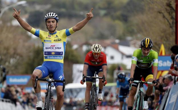 Julian Alaphilippe celebra la victoria. /Efe