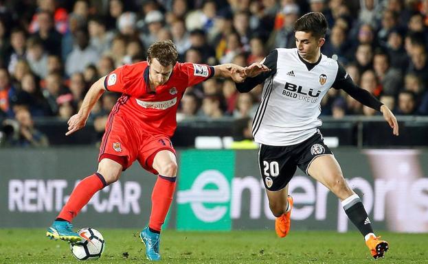 Ferran Torres disputa un balón en el partido frente a la Real Sociedad./EFE