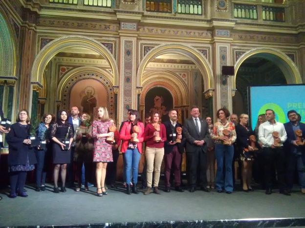 Ximo Puig con alcaldes premiados, entre ellos Guardamar, Tavernes, Bellreguard y la edil de Xeresa. / lp